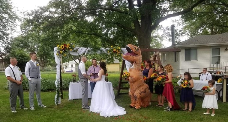 Шаферка сложи костюм на T-Rex на сватбата на сестра си