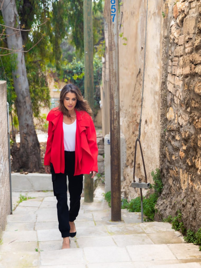 Кралицата на Йордания Рания показа как да носим червен цвят тази пролет