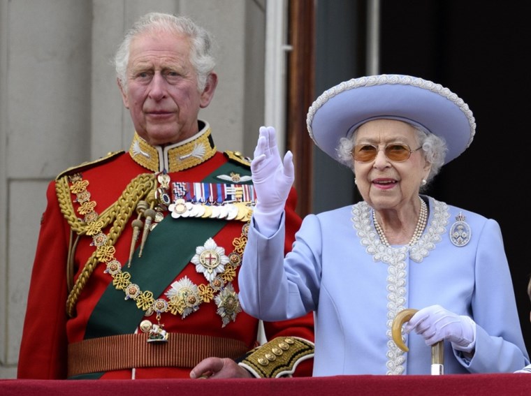 Чарлз III и кралица Елизабет II