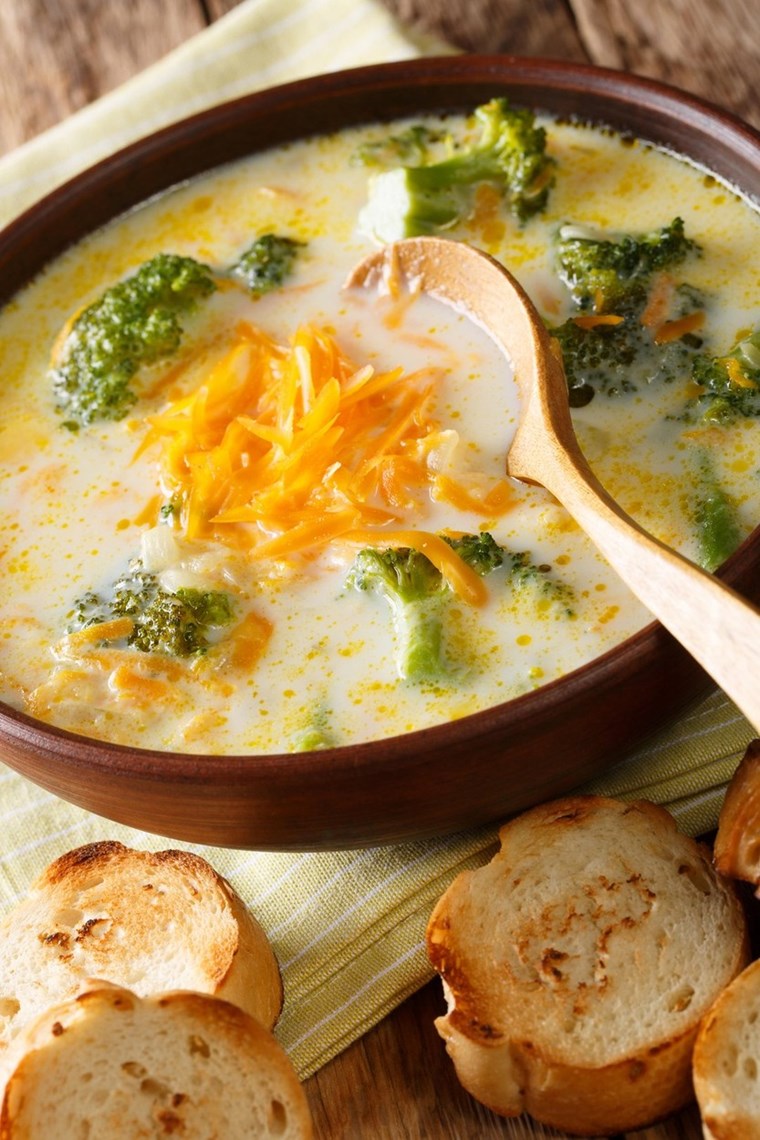 Домашна крем супа с броколи и чедър