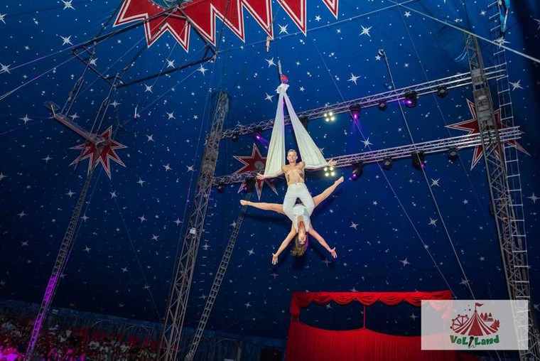 Най-голямото цирково шапито в България посрещна първите си гости