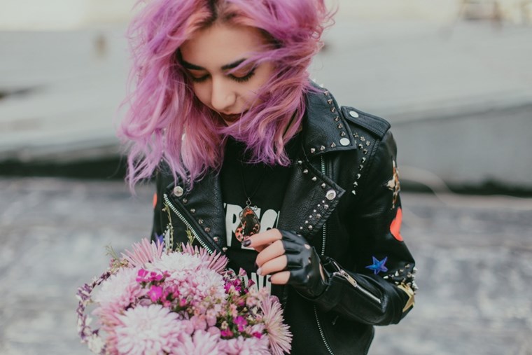 боядисана розова коса