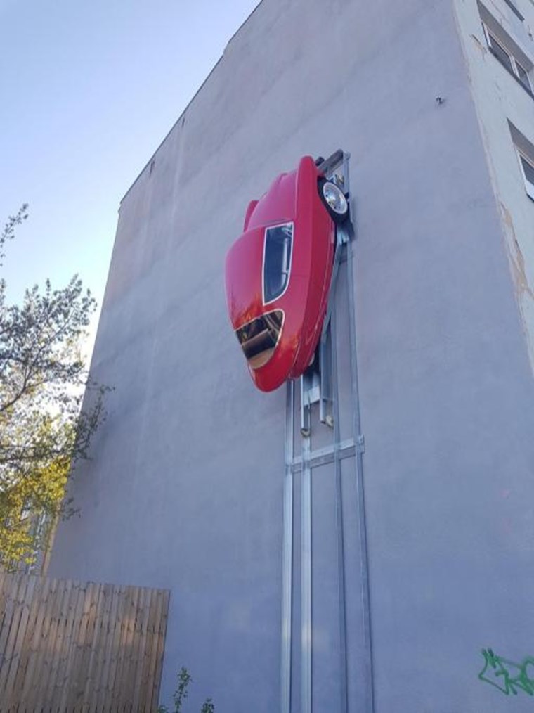 Естонски електромобил за $29 000 може да паркира на стената