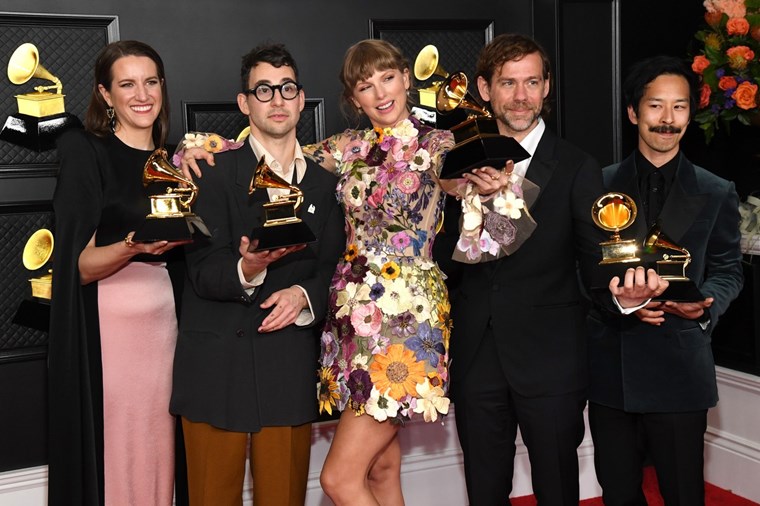 Отлагат връчването и на наградите "Грами"