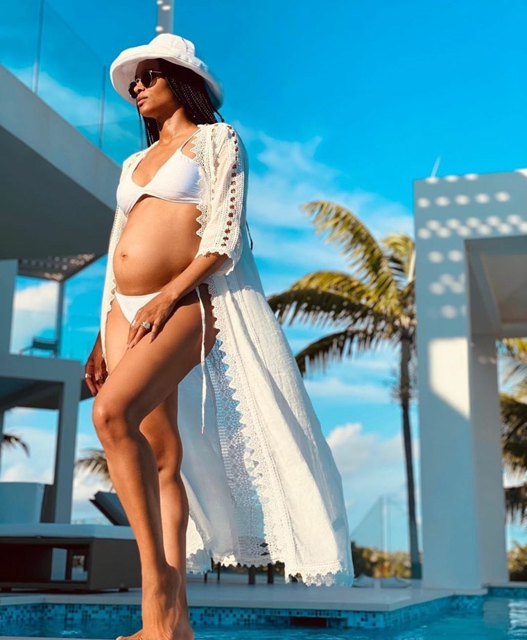 Сиара разгорещи Instagram и коментира бременността си по време на изолация