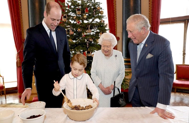 Принц Уилям с принц Джордж Елизабет II и Чарлз