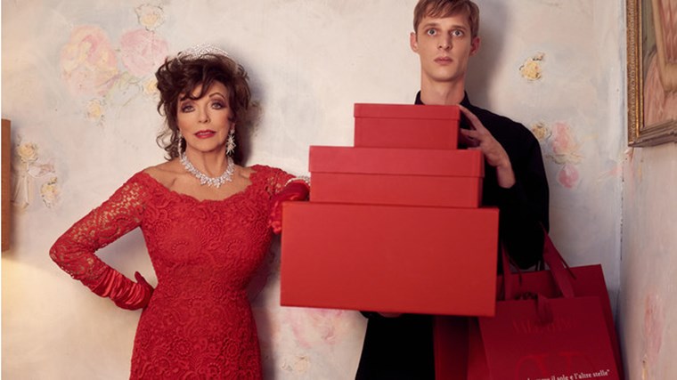 Алени дантели и искрящи диаманти: Джоан Колинс в коледната кампания на Valentino