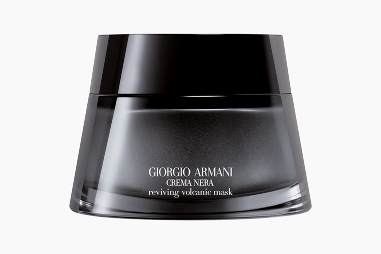 Вулканична пудра влезе в новата маска за лице на Giorgio Armani