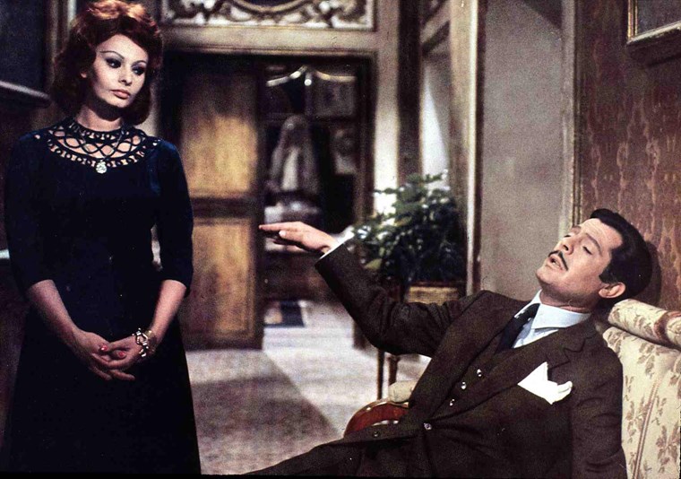 София Лорен - гранд дамата на италианското кино дари своя глас „На Италия, която пак устоя"