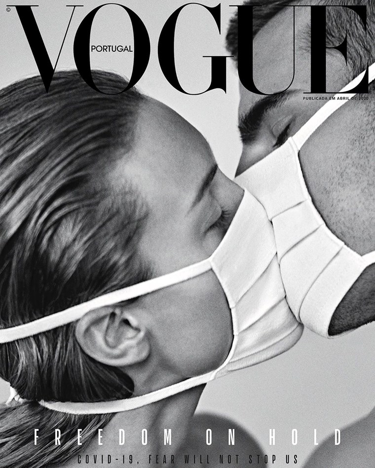 Корицата на португалския Vogue с двойка с маски за лице