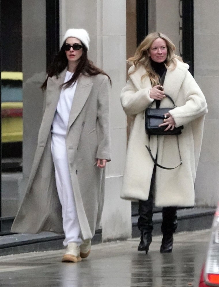 Ан Хатауей със стилистката си Ерин Уолш