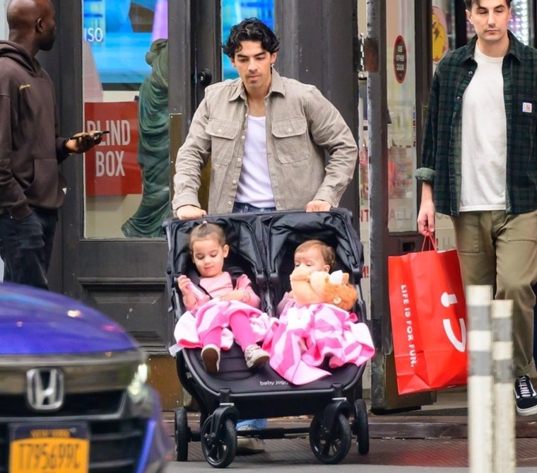 Джо Джонас с дъщерите си