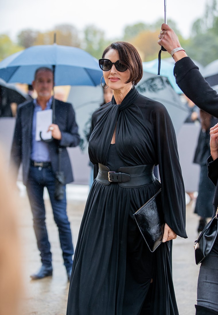 Самата елегантност: Моника Белучи с напълно нова визия на ревюто на Dior