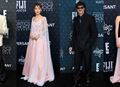 Critics Choice Awards 2026: Елегантност без усилие и триумф на мъжкото вдъхновение в модата
