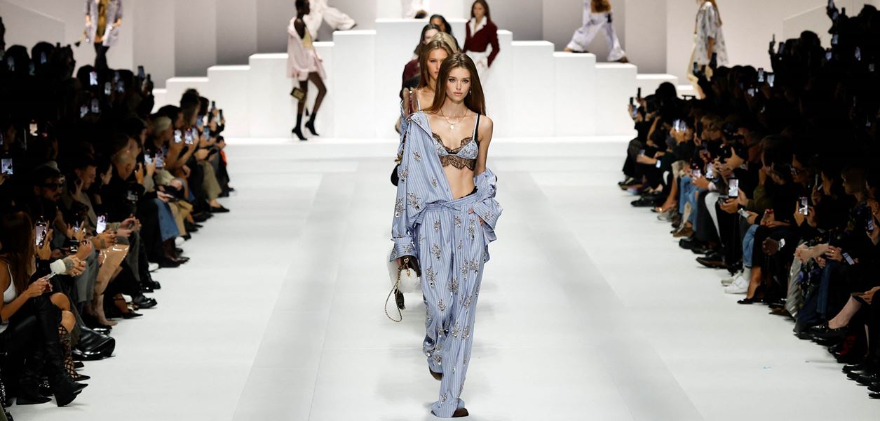 Dolce &amp; Gabbana SS 2026: Когато пижамата срещне подиума