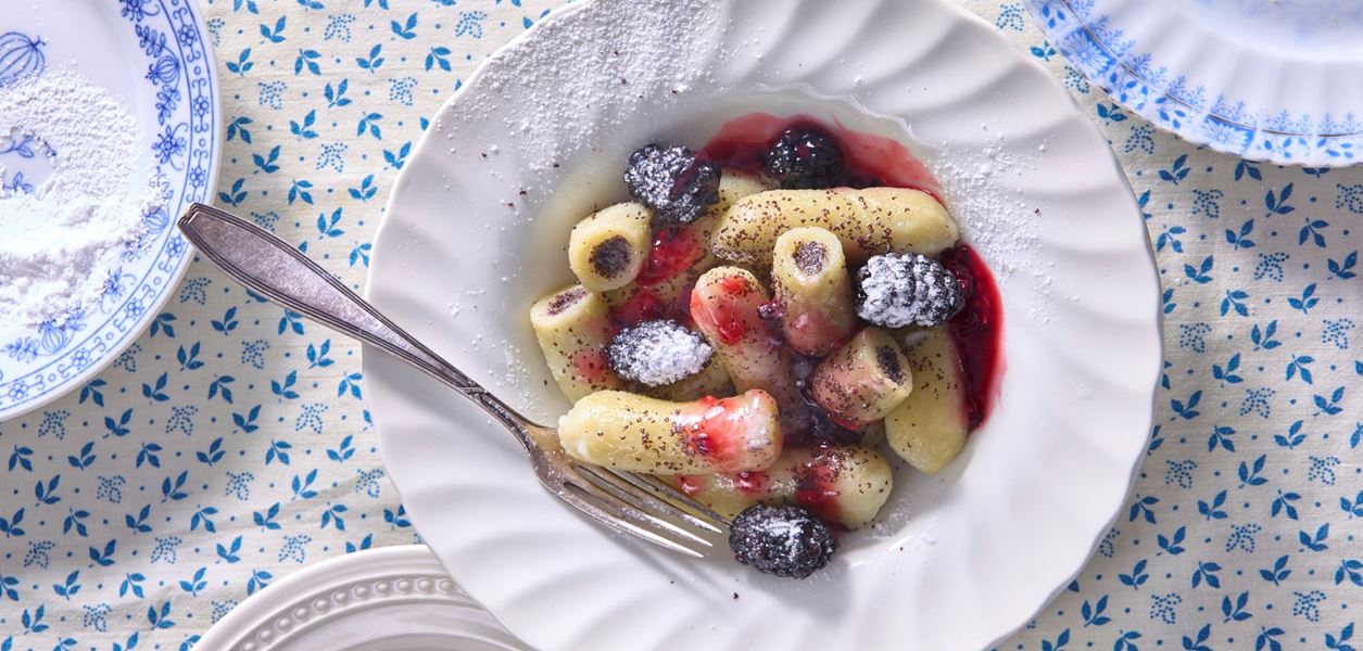 Картофени кнедли с мак и къпинов сос