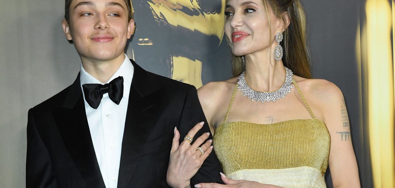 Анджелина Джоли дебютира на червения килим със сина си Нокс