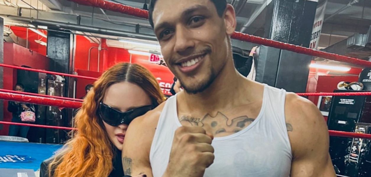 Мадона с железен договор към гаджетата си