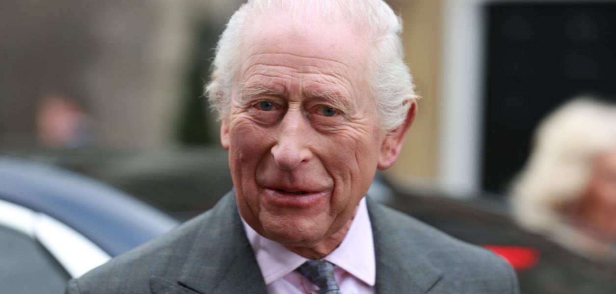 Крал Чарлз бе приет в болница