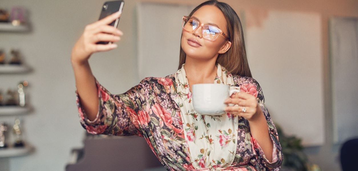 Феновете на Криси Тейгън не са доволни, че тя пие вино за 13 000 долара