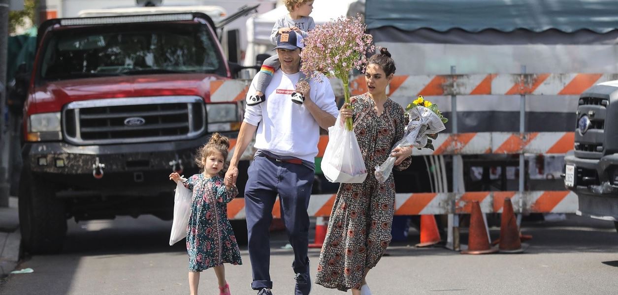 Трябва ли да къпем бебето си често? Мила &amp; Аштън казват „НЕ&quot;