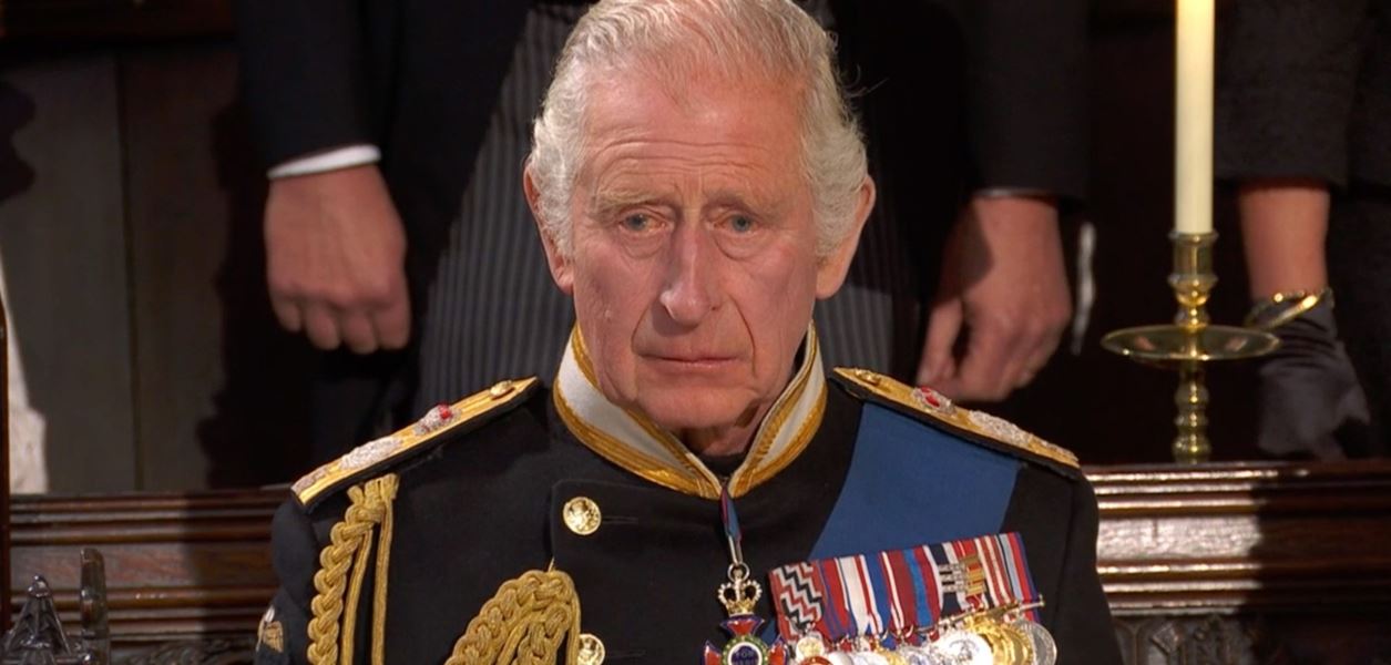 Чарлз остави сърцераздирателна бележка върху ковчега на кралицата