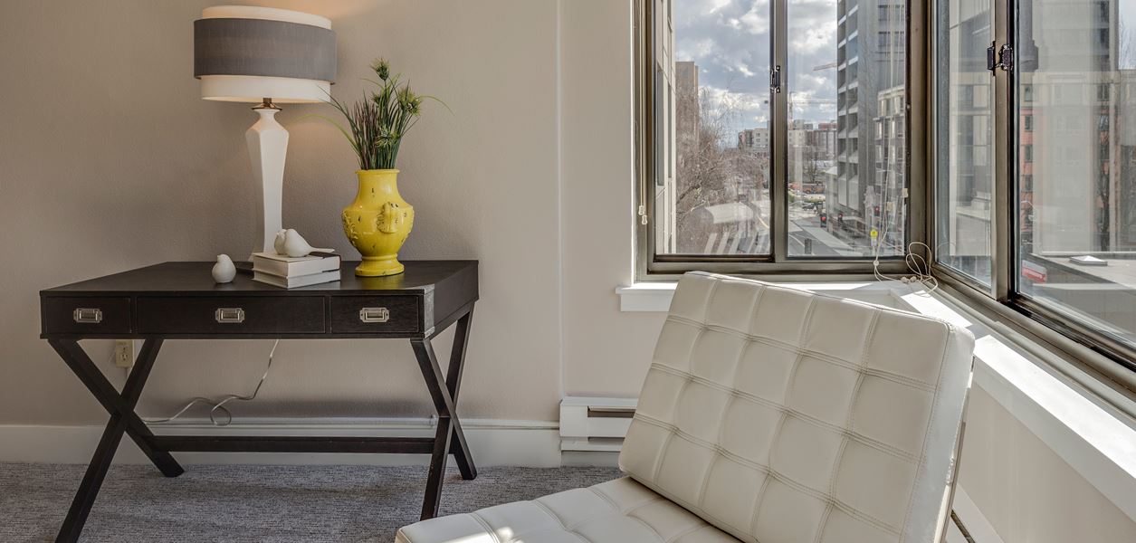 Конзолна маса – свежото интериорно решение за дома