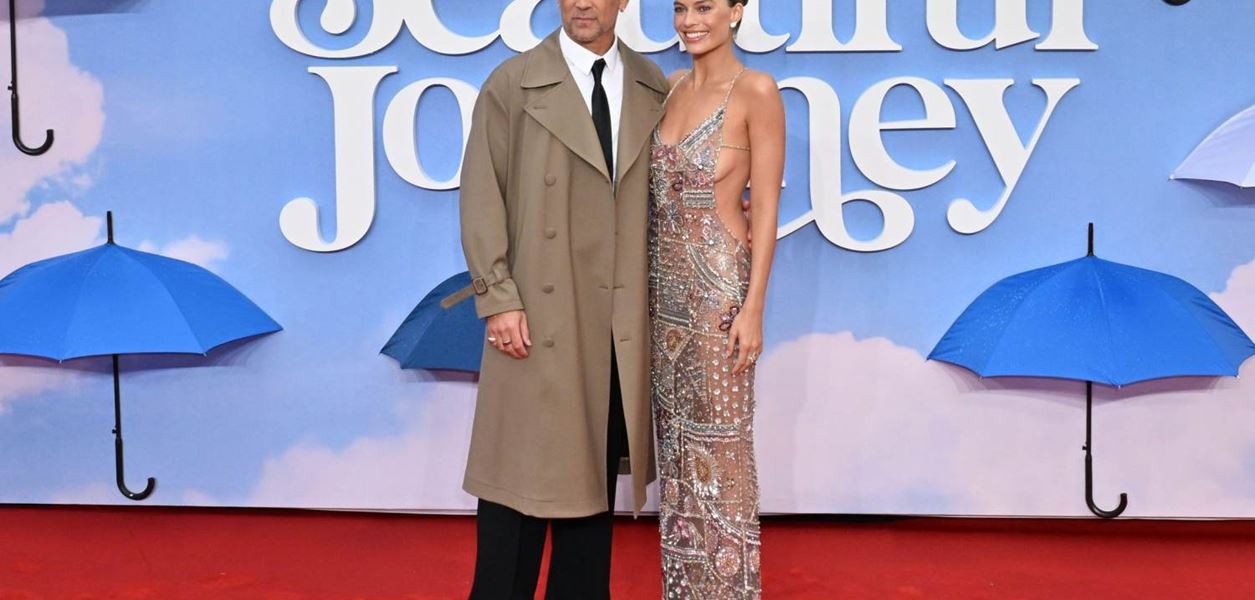 Марго Роби със зашеметяваща поява на червения килим в почти прозрачна рокля