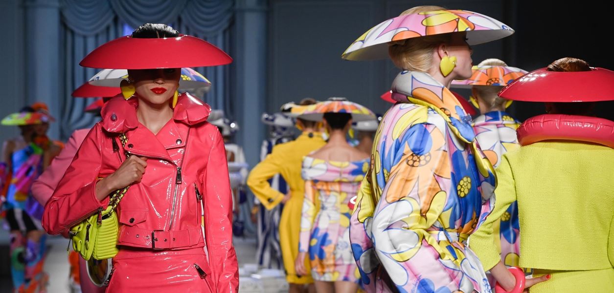 Веднага скачаме в басейна на Moschino