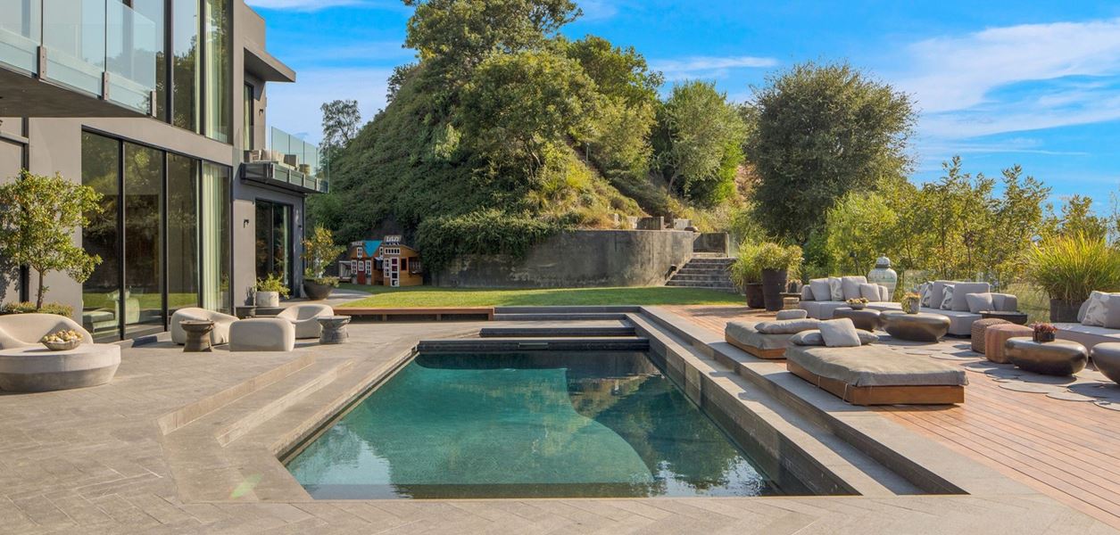 Криси Тейгън и Джон Леджънд продадоха имението си за 17 милиона