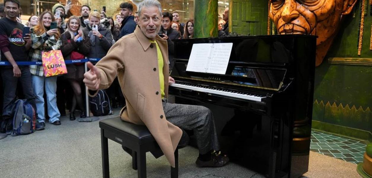 Джеф Голдблум изненада пътниците на гарата в Лондон