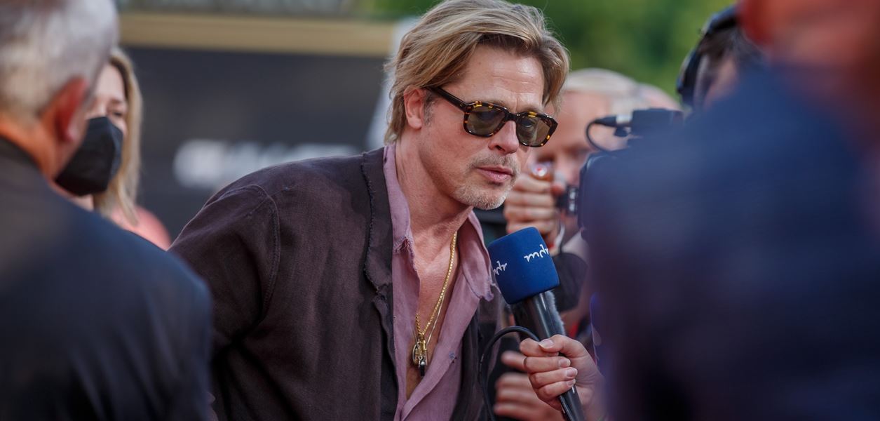 Всички в интернет говорят за полата на Брад Пит