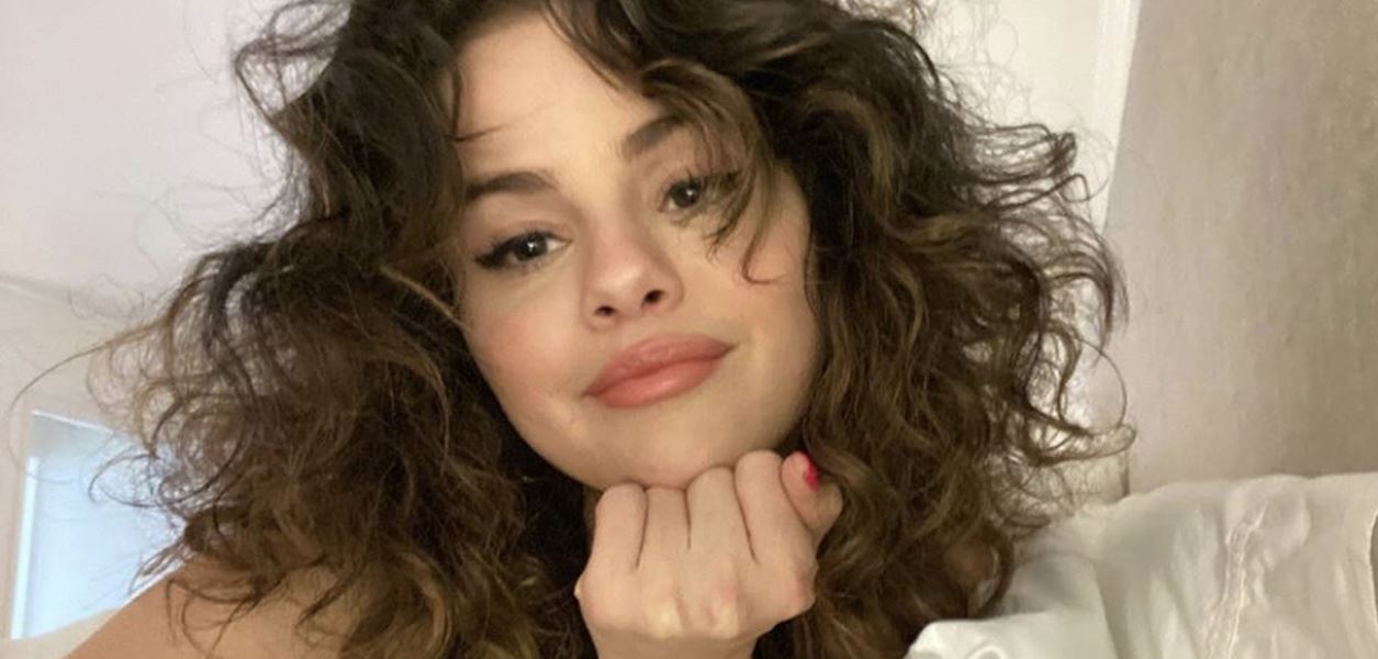 Селена Гомес отпразнува Rare Beauty без капка грим