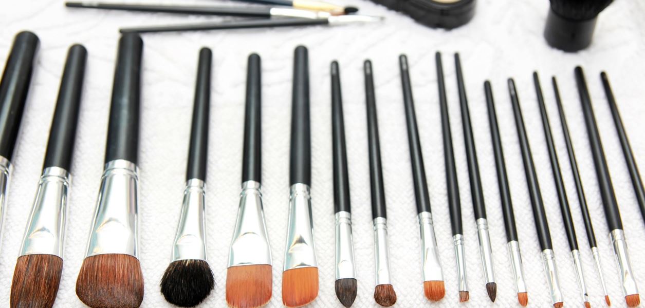 Важно е да почиствате четките си за грим