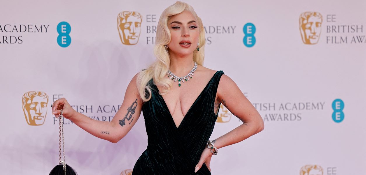 По червения килим на наградите БАФТА