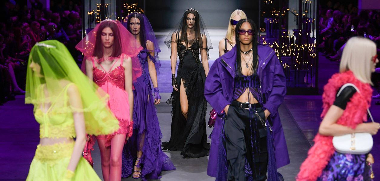 Versace S/S 2023: Гръндж, пънк и Парис Хилтън