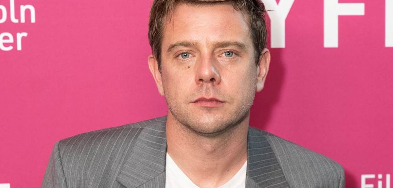 Dior поверява дамската си идентичност на Андерсън