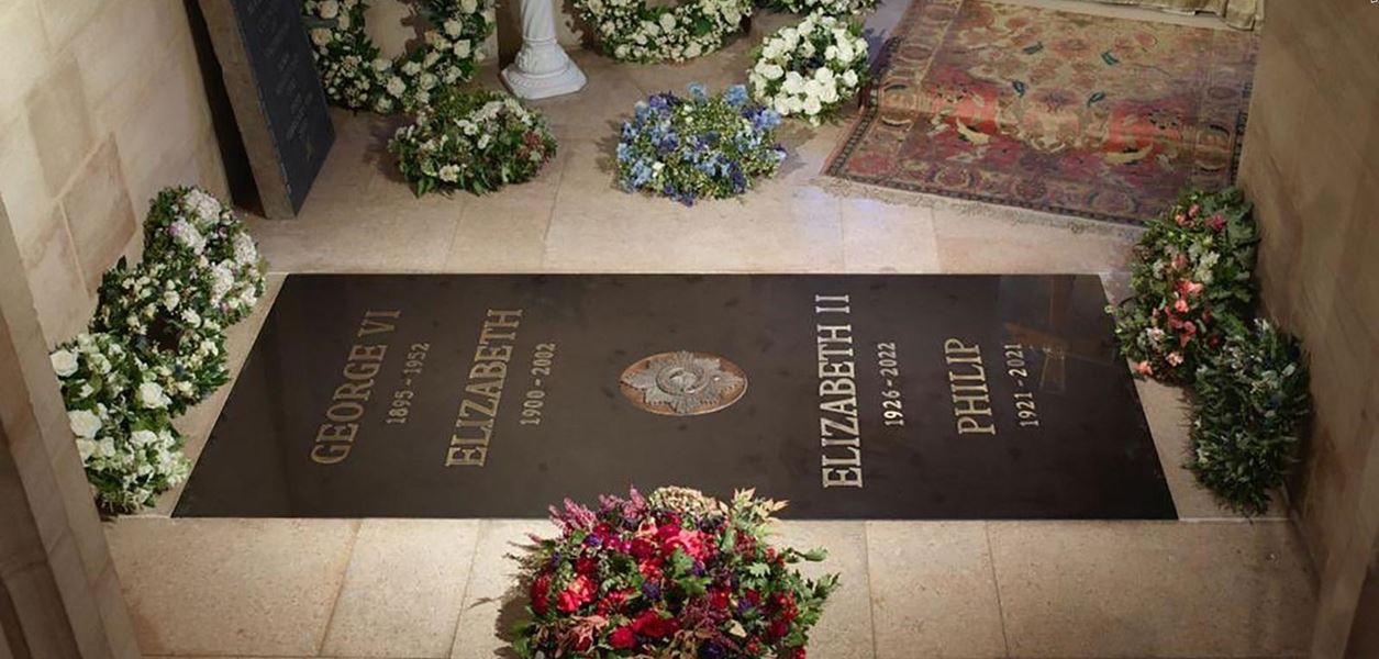 Тялото на кралица Елизабет II официално лежи до принц Филип
