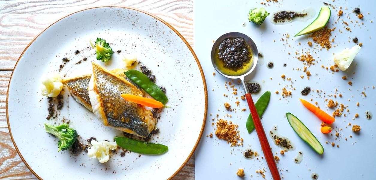 Печен лаврак с каперси, спанак и сладък картоф