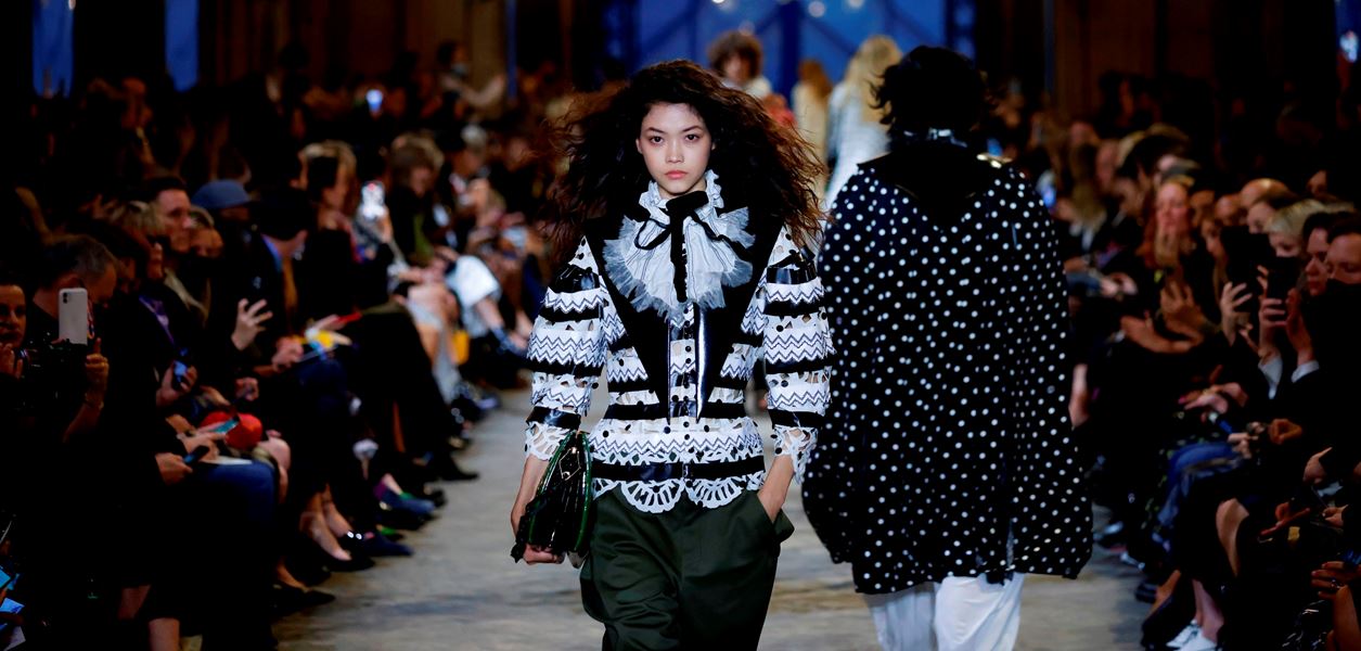 Louis Vuitton хвърли минимализма през прозореца