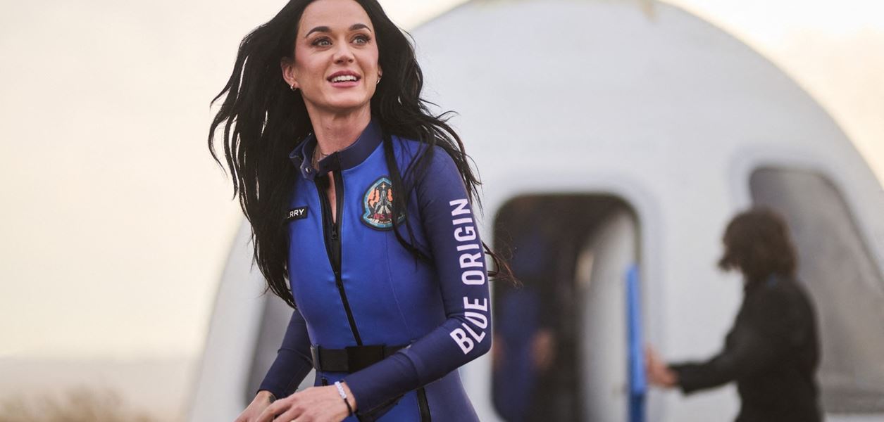 Кейти Пери целуна Земята след исторически полет в Космоса