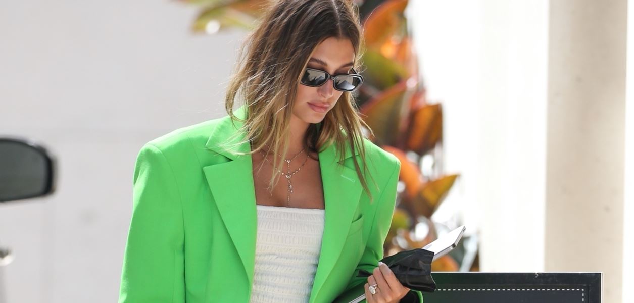 Steal Her Style: Хейли Бийбър и един неонов блейзър
