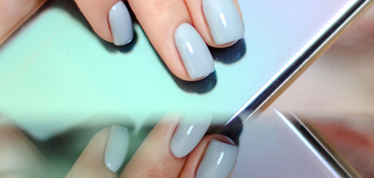 10 страхотни (и много лесни) идеи за морскосин маникюр