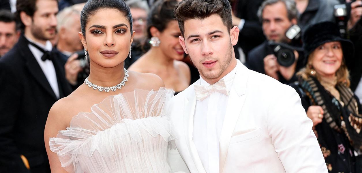 Приянка и Ник споделиха непоказвани снимки от годежа си