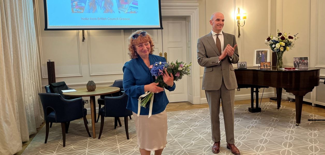 Любов Костова беше удостоена с Почетния орден на Британската империя за приноса си към науката