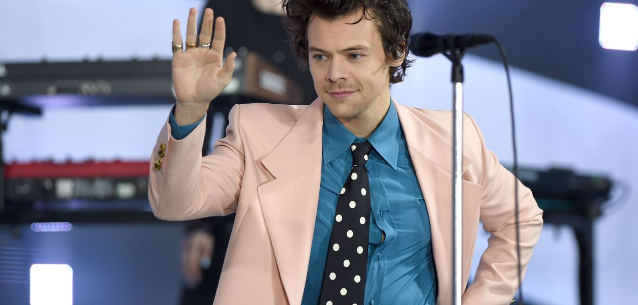 Да, Хари Стайлс може да носи рокля, напук на всички