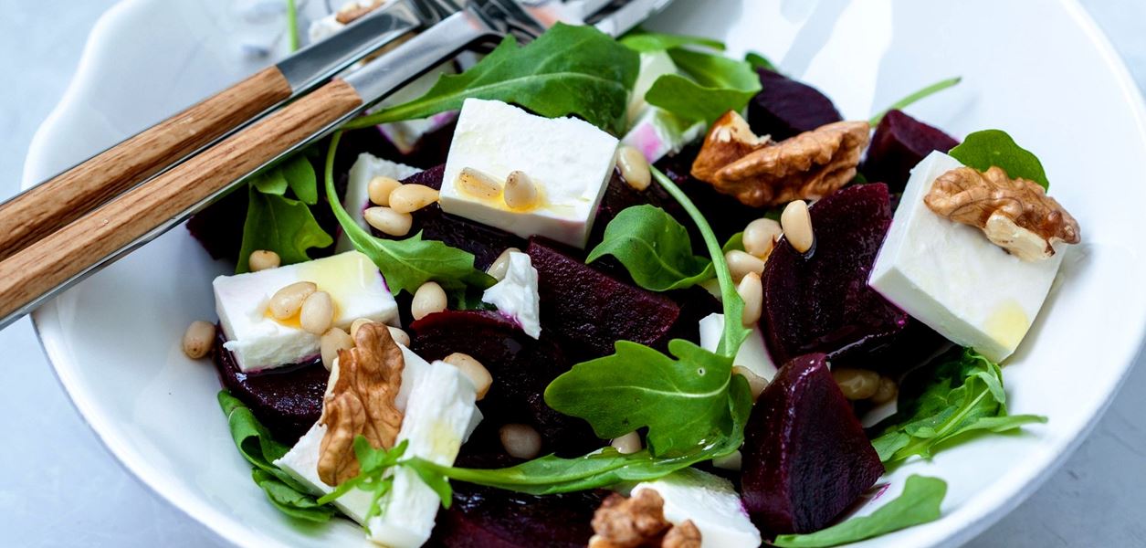 Салата с печено цвекло и козе сирене