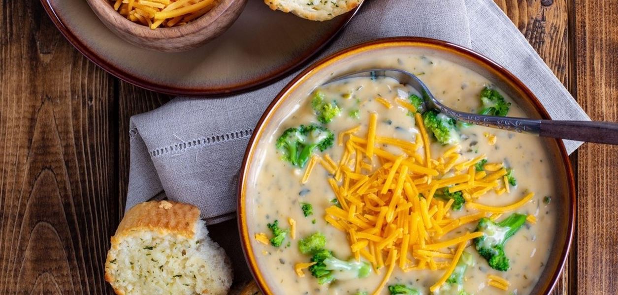 Домашна крем супа с броколи и чедър