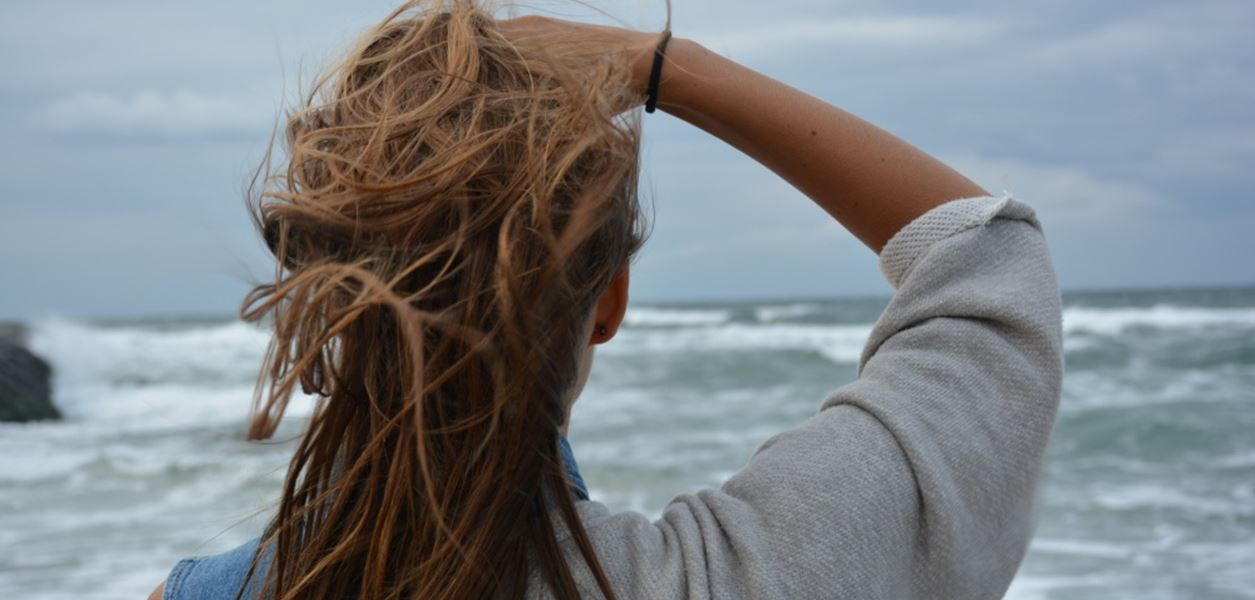 Възстановете косата след галещите лъчи на слънцето