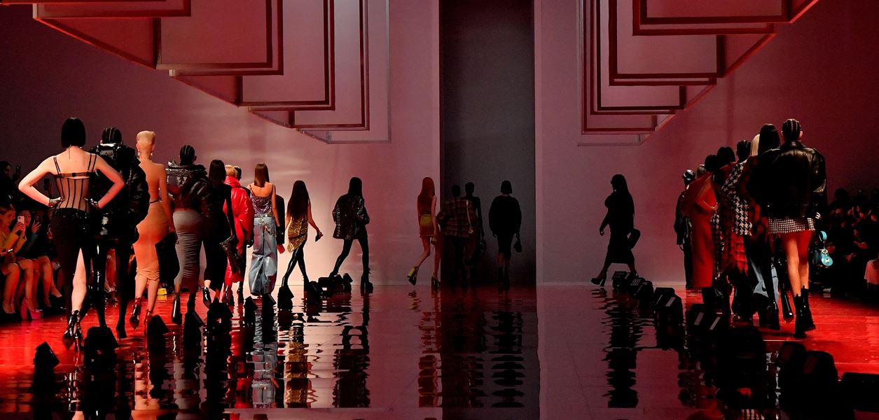 Само IT момичетата имат място в клуба на Versace